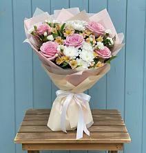 Букет цветов из:  Гвоздики, Орхидеи и Розы в Плиево