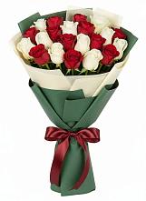 Букет Микс из красных и белых роз в Плиево