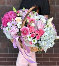 Композиция солнечный день в Плиево Цветочная композиция из Розы, Хризантемы, Пионы и Лизиантусы в корзине в Плиево