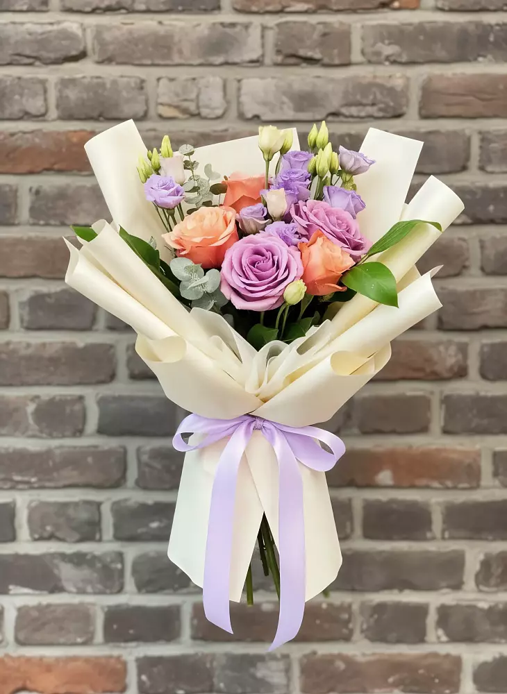 Букет цветов из: Лизиантусы и Розы в Плиево