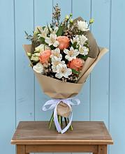 Букет цветов из:  Альстромерии, Лизиантусы, Розы и Хризантемы в Плиево