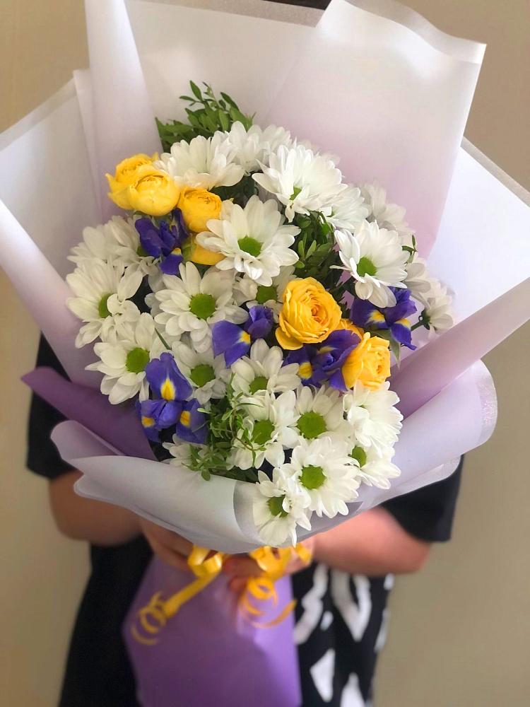 Букет цветов из: Ирисы, Хризантемы и Розы в Плиево