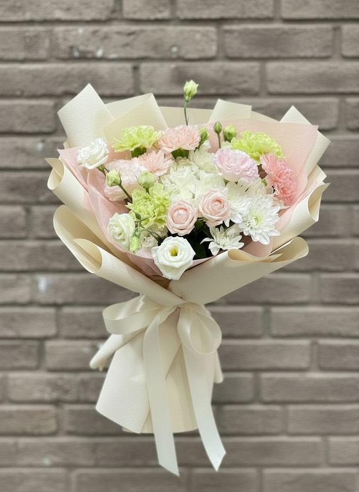 Букет цветов из: Гвоздики, Розы, Лизиантусы и Хризантемы в Плиево