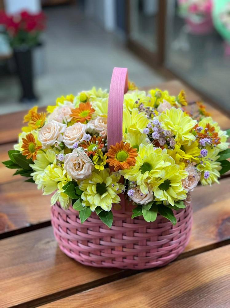 Цветочная композиция из Хризантемы и Розы в корзине в Плиево